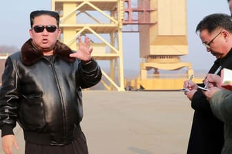 Machthaber Kim Jong Un besucht einen Raketenstartplatz: Die jüngsten Raketentests Nordkoreas stehen nach Einschätzung der US-Regierung im Zusammenhang mit der Arbeit Pjöngjangs an einem neuen Interkontinental-Raketensystem.