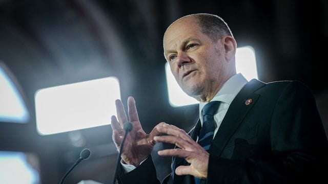 Kanzler Olaf Scholz gibt im Schloss in Versailles eine Pressekonferenz.