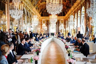 Die Staats- und Regierungschefs der Europäischen Union EU beraten bei einem informellen zweitägigen Tagung im Schloss von Versailles über den russischen Angriffskrieg.