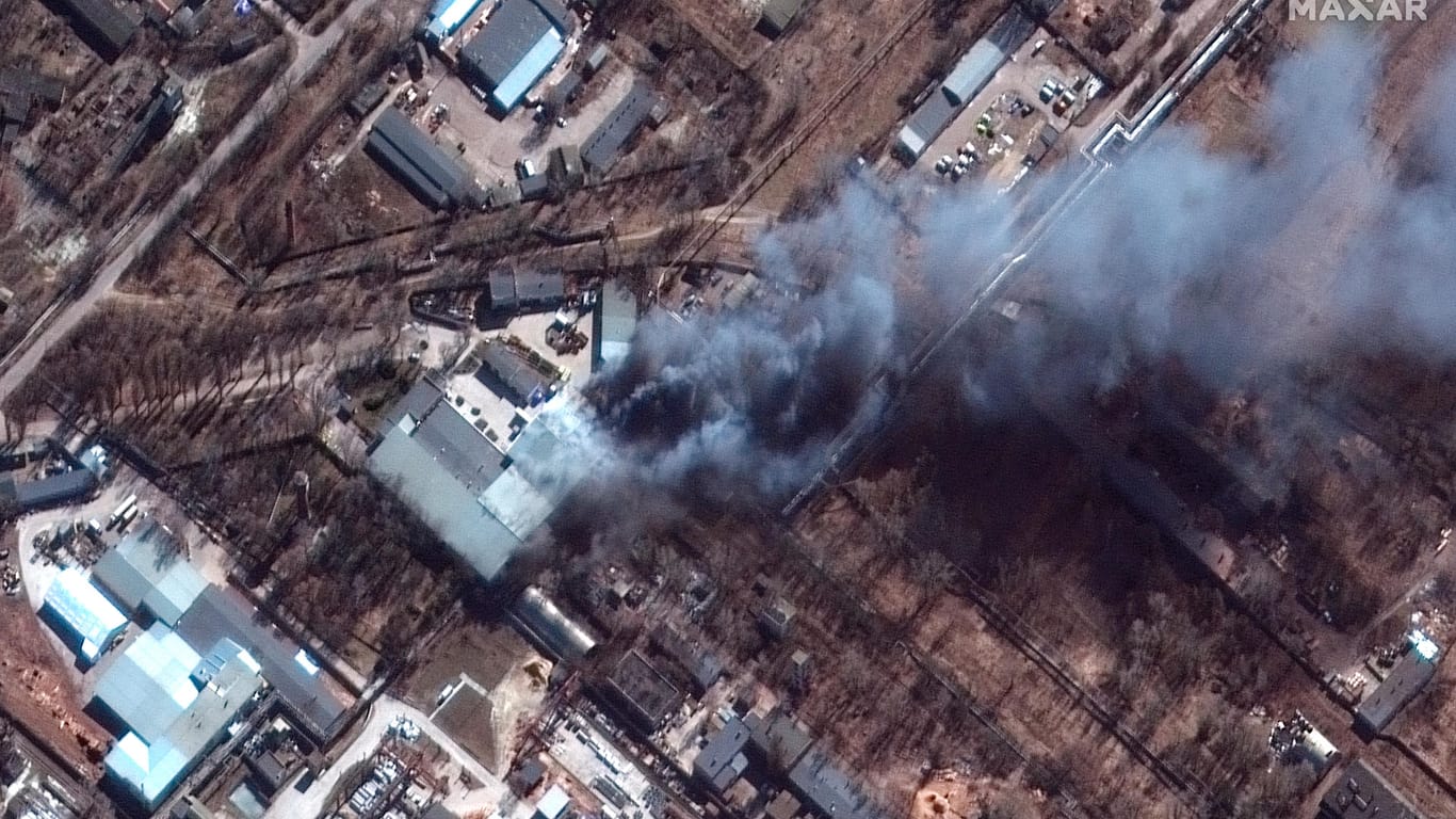Dieses von Maxar Technologies aufgenommene Satellitenbild zeigt Brände in einem Industriegebiet bei Tschernihiw.