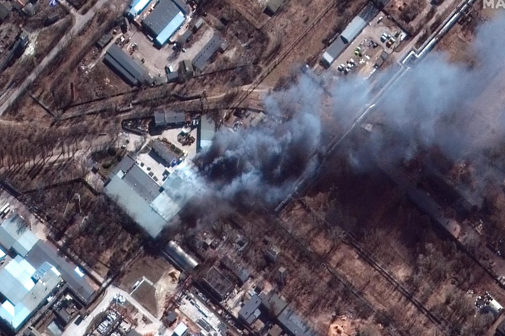 Dieses von Maxar Technologies aufgenommene Satellitenbild zeigt Brände in einem Industriegebiet bei Tschernihiw.