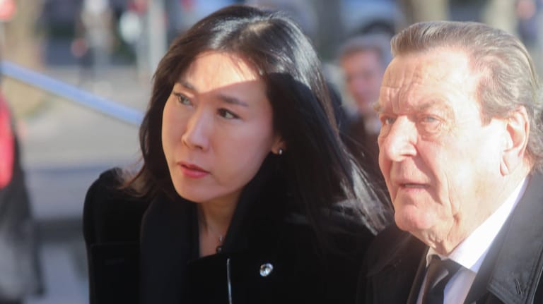 Gerhard Schröder und Ehefrau Soyeon Schröder-Kim (Archivbild): Beide sind nach Moskau gereist.