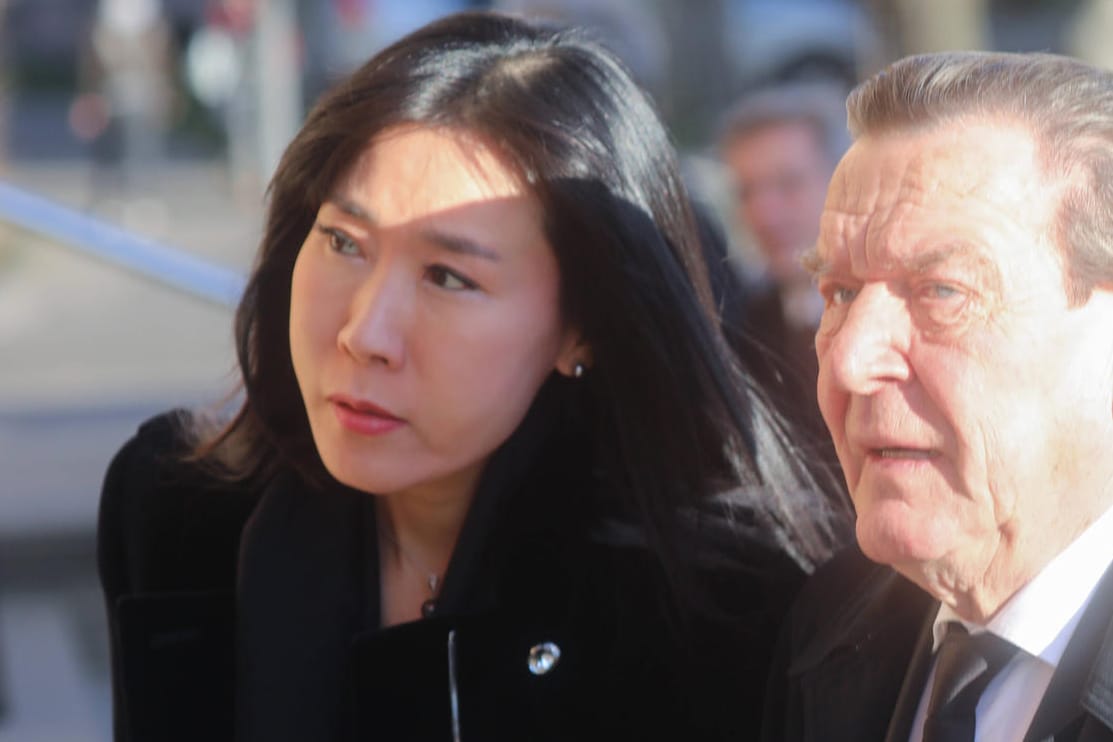 Gerhard Schröder und Ehefrau Soyeon Schröder-Kim (Archivbild): Beide sind nach Moskau gereist.