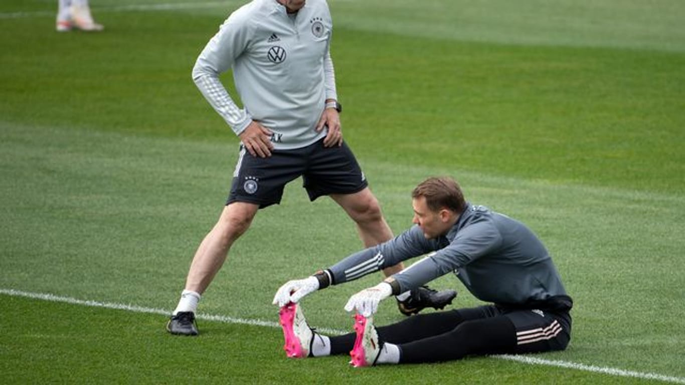 Deutschlands ehemaliger Torwarttrainer Andreas Köpke (l) und Torwart Manuel Neuer unterhalten sich während des Trainings.