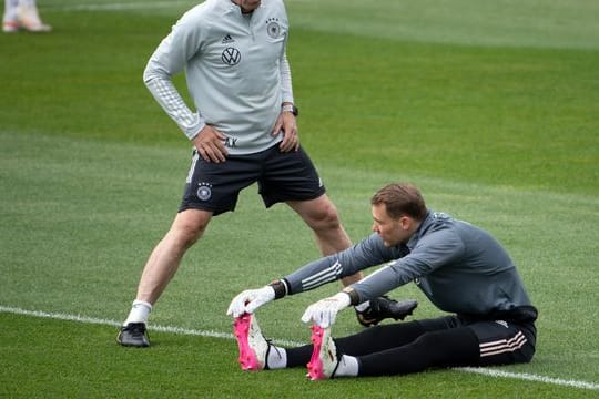 Deutschlands ehemaliger Torwarttrainer Andreas Köpke (l) und Torwart Manuel Neuer unterhalten sich während des Trainings.