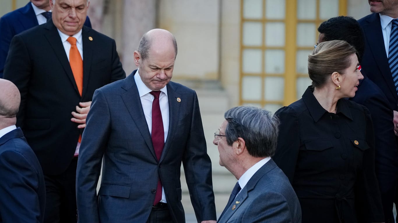 Bundeskanzler Olaf Scholz schreitet die Stufen in Versailles hinunter: Beim EU-Gipfel steht der Bundeskanzler unter Druck wegen der russischen Gaslieferungen.