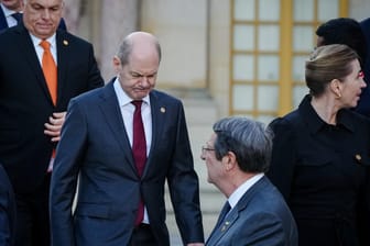 Bundeskanzler Olaf Scholz schreitet die Stufen in Versailles hinunter: Beim EU-Gipfel steht der Bundeskanzler unter Druck wegen der russischen Gaslieferungen.