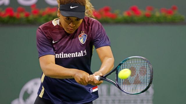 Naomi Osaka hat ihr erstes Match seit Januar gewonnen.