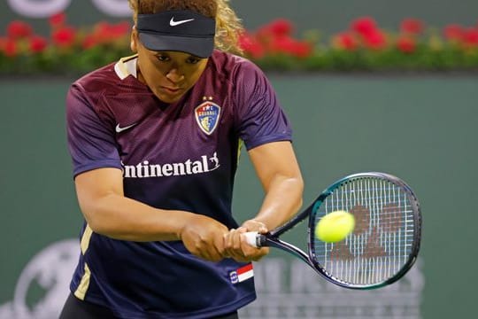 Naomi Osaka hat ihr erstes Match seit Januar gewonnen.