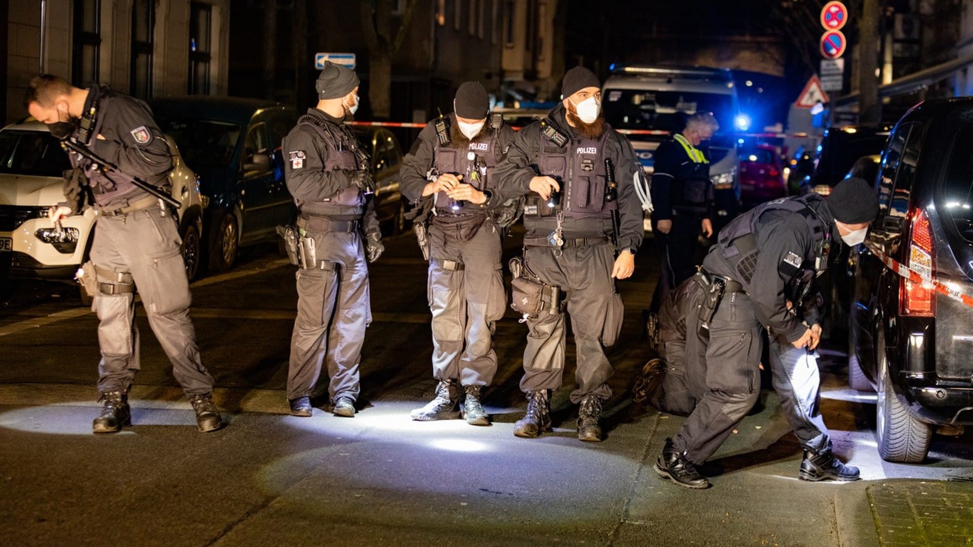 Polizei auf der Straße: Das Opfer wurde von mehreren Kugeln getroffen und lebensgefährlich verletzt.