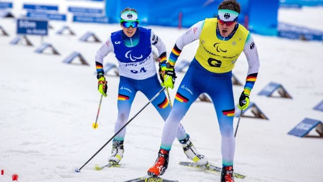 Holte die nächste Medaille: Linn Kazmaier (r) mit Guide Florian Baumann.