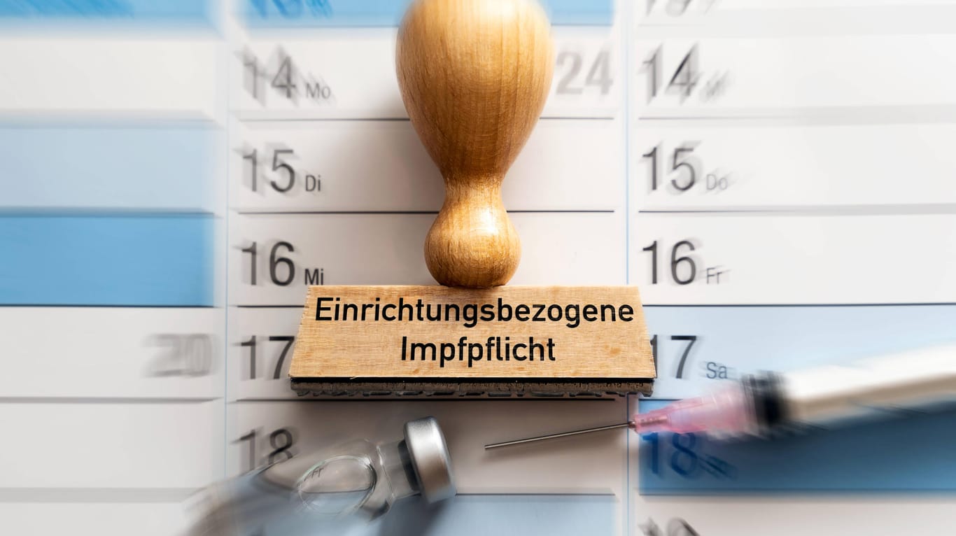 Ein Stempel mit der Aufschrift "Einrichtungsbezogene Impfpflicht" vor einem Kalender (Symbolbild): Niedersachsen startet ein Meldeportal für Mitarbeiter mit unklarem Impfstatus.