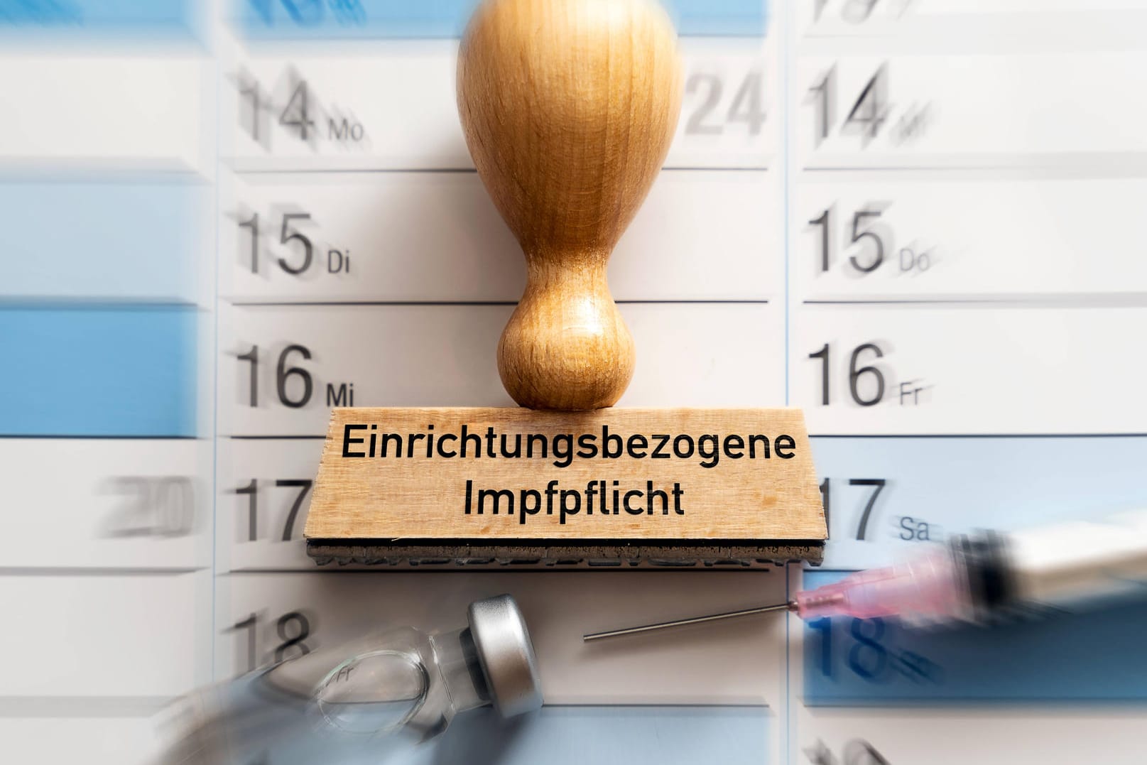 Ein Stempel mit der Aufschrift "Einrichtungsbezogene Impfpflicht" vor einem Kalender (Symbolbild): Niedersachsen startet ein Meldeportal für Mitarbeiter mit unklarem Impfstatus.