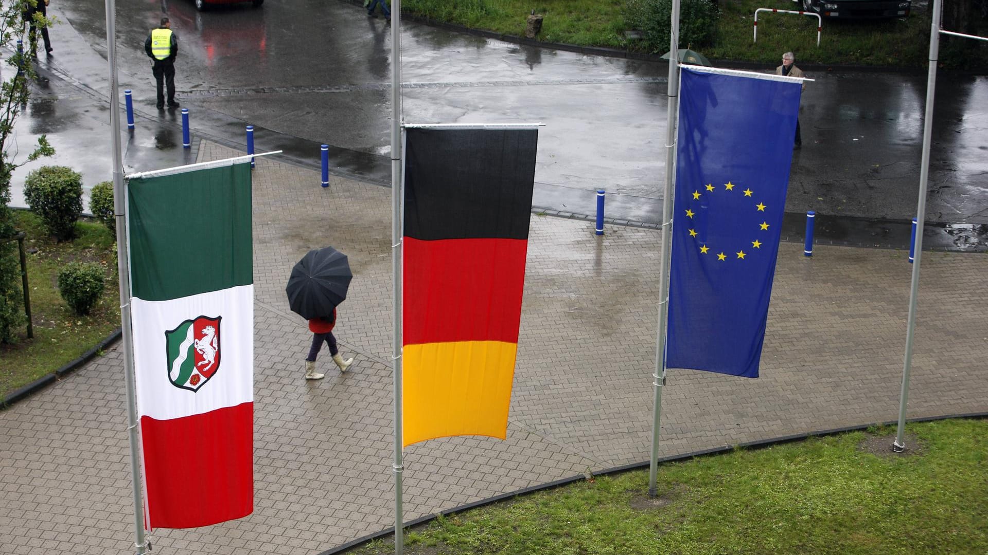 Trauerbeflaggung an einem öffentlichen Platz in Duisburg, NRW (Archivbild): Die Landesregierung hat für den Nationalen Gedenktag für Terrorismusopfer die Flaggen auf Halbmast gesetzt.