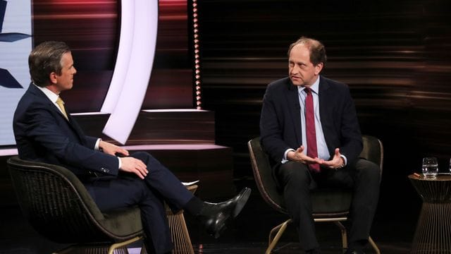 Moderator Markus Lanz (l) hörte dem FDP-Politiker Alexander Graf Lambsdorff zu und sammelte Spenden für die Ukraine.