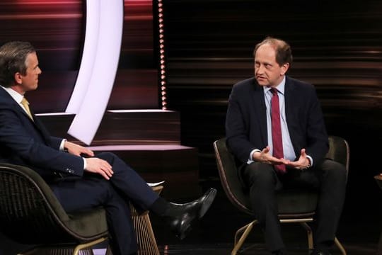 Moderator Markus Lanz (l) hörte dem FDP-Politiker Alexander Graf Lambsdorff zu und sammelte Spenden für die Ukraine.