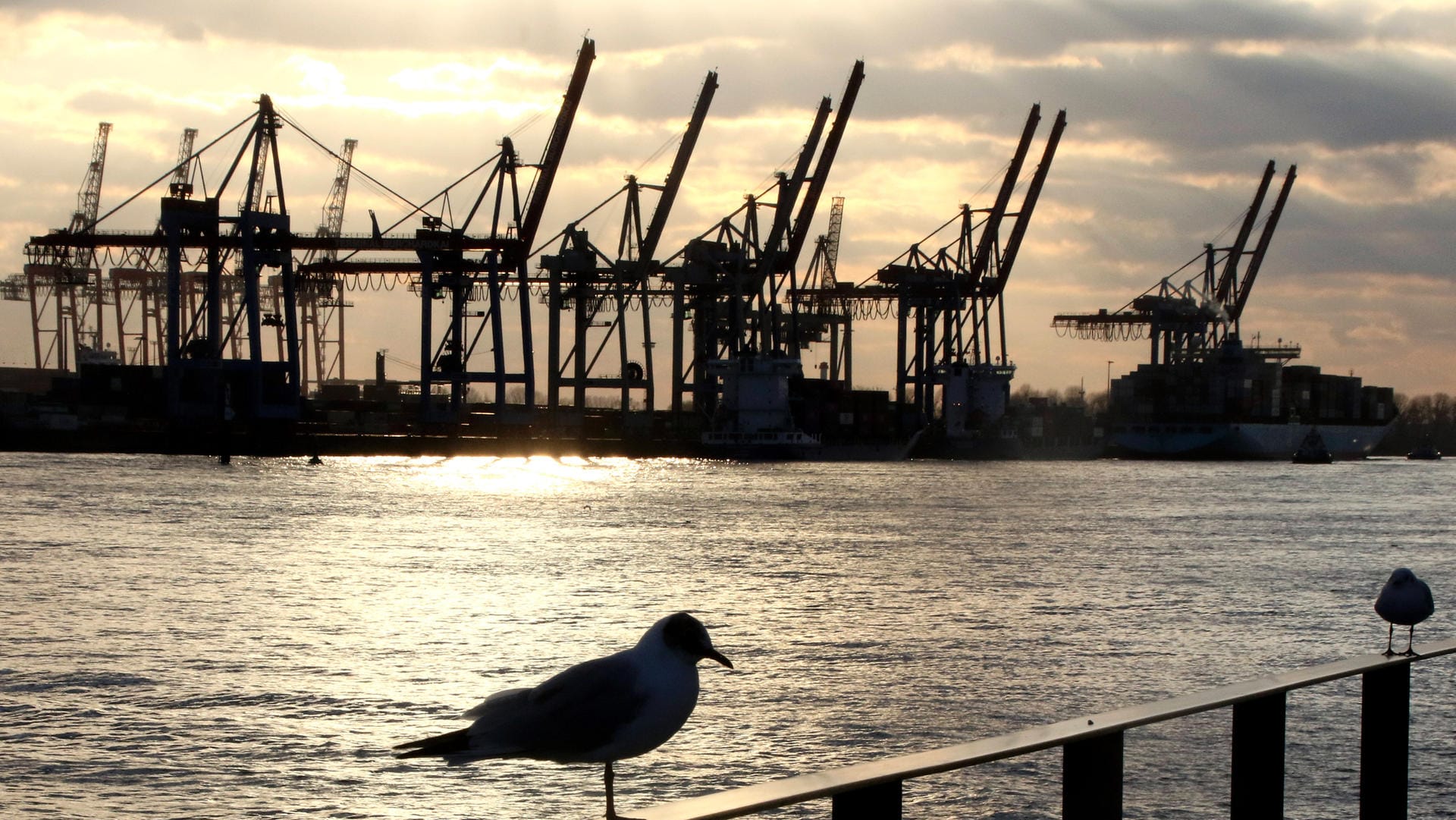 Es fährt ein Schiff nach Nirgendwo: Hamburger Hafen.