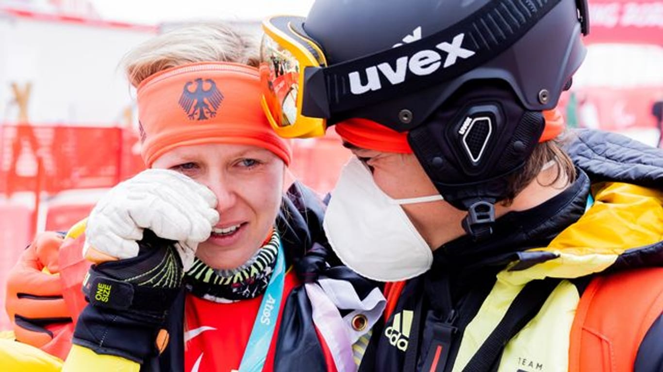 Weinte vor Freude über ihren dritten Platz: Andrea Rothfuss (l) neben Mauritz Trautner, Co-Bundestrainer Para Ski Alpin.