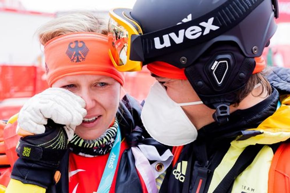 Weinte vor Freude über ihren dritten Platz: Andrea Rothfuss (l) neben Mauritz Trautner, Co-Bundestrainer Para Ski Alpin.