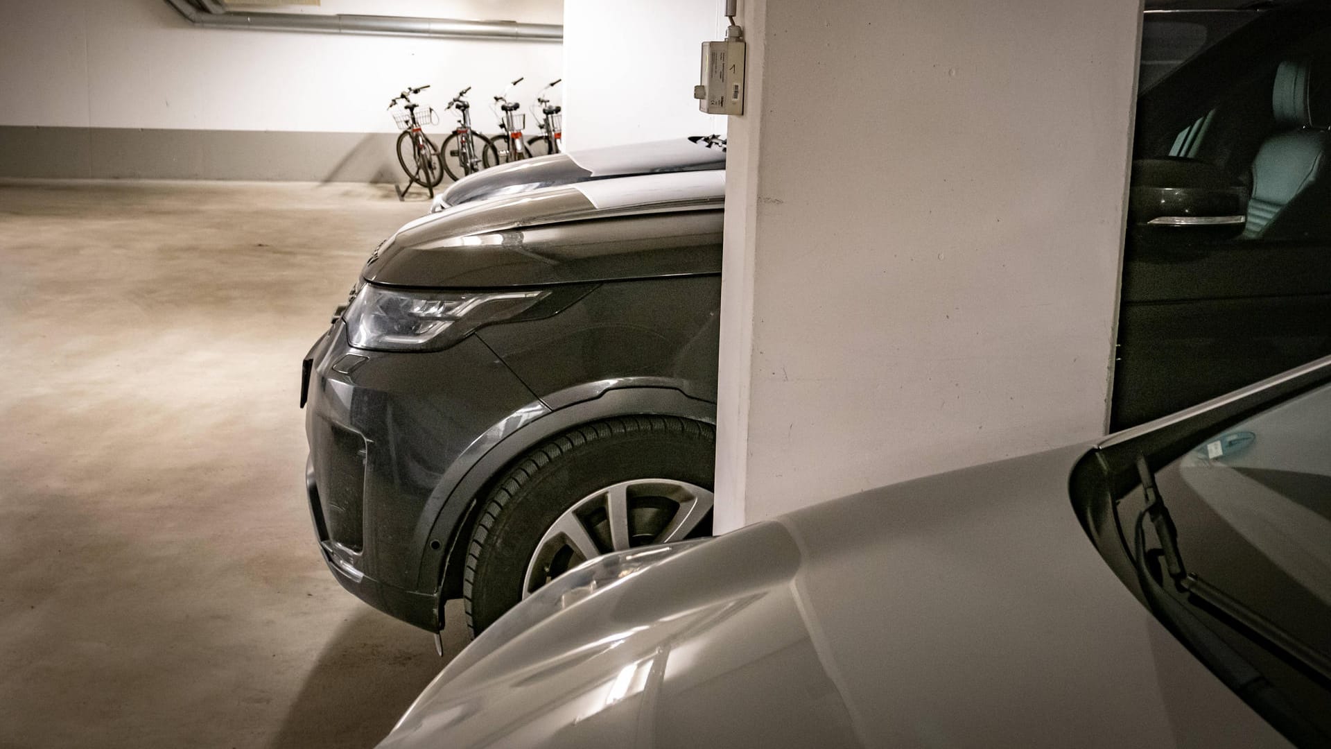 Autos sind in einem Parkhaus abgestellt (Symbolfoto): In Köln soll ein 80-jähriger Schmuckhändler in einem Parkhaus überfallen und in seinen eigenen Kofferraum gesperrt worden sein.