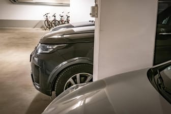 Autos sind in einem Parkhaus abgestellt (Symbolfoto): In Köln soll ein 80-jähriger Schmuckhändler in einem Parkhaus überfallen und in seinen eigenen Kofferraum gesperrt worden sein.
