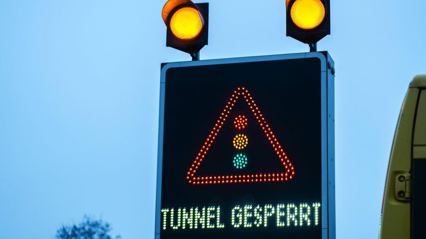 Ein Schild weist auf einen gesperrten Tunnel hin (Archivbild): Der Tunnel Wambel auf der B236 in Dortmund bleibt dicht.