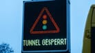 Ein Schild weist auf einen gesperrten Tunnel hin (Archivbild): Der Tunnel Wambel auf der B236 in Dortmund bleibt dicht.