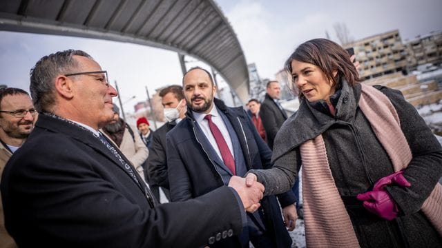 Außenministerin Annalena Baerbock (r.