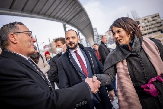 Außenministerin Annalena Baerbock (r.