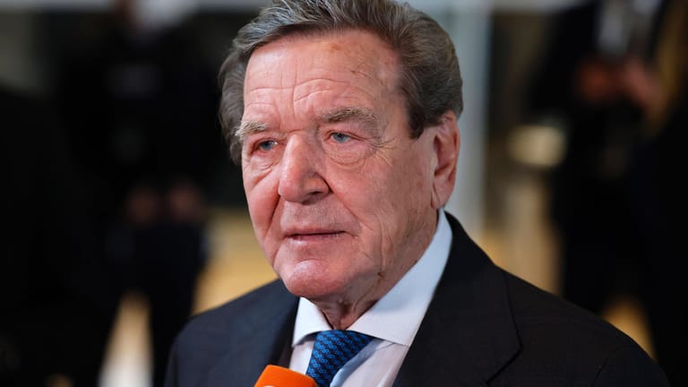 Gerhard Schröder: Er war von Oktober 1998 bis November 2005 Bundeskanzler.