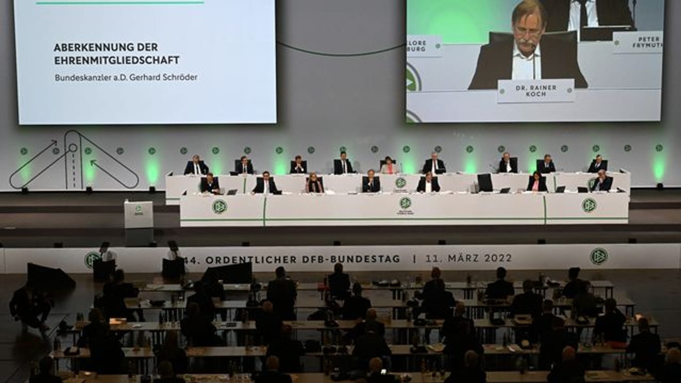 Der DFB-Bundestag stimmte über die Aberkennung der Ehrenmitgliedschaft des ehemaligen Bundeskanzlers Gerhard Schröder ab.