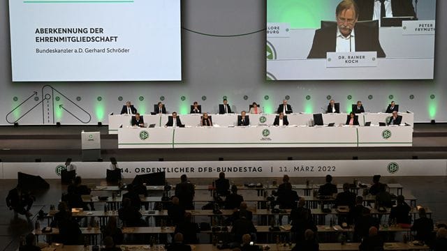 Der DFB-Bundestag stimmte über die Aberkennung der Ehrenmitgliedschaft des ehemaligen Bundeskanzlers Gerhard Schröder ab.