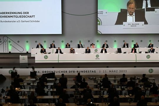 Der DFB-Bundestag stimmte über die Aberkennung der Ehrenmitgliedschaft des ehemaligen Bundeskanzlers Gerhard Schröder ab.