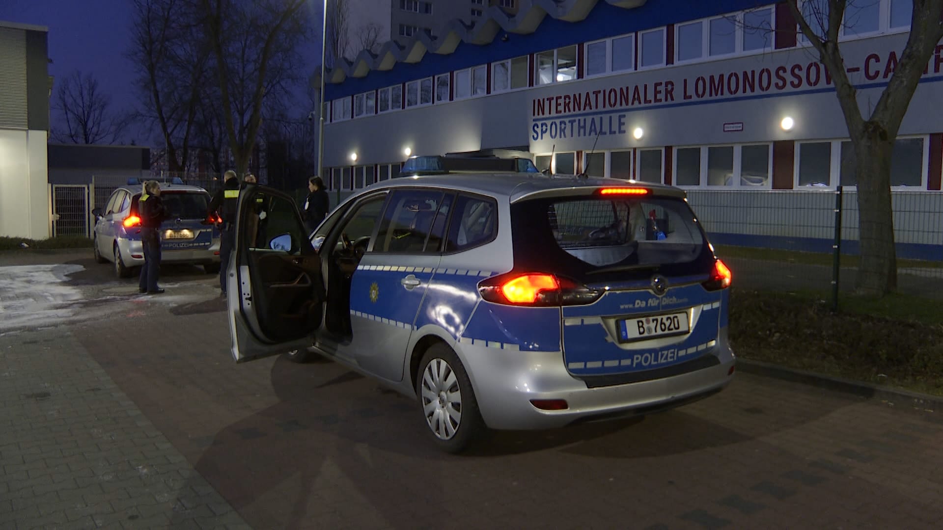 Ein Polizeiwagen steht vor der Schulturnhalle: Hier hatten Unbekannte einen Brand gelegt.