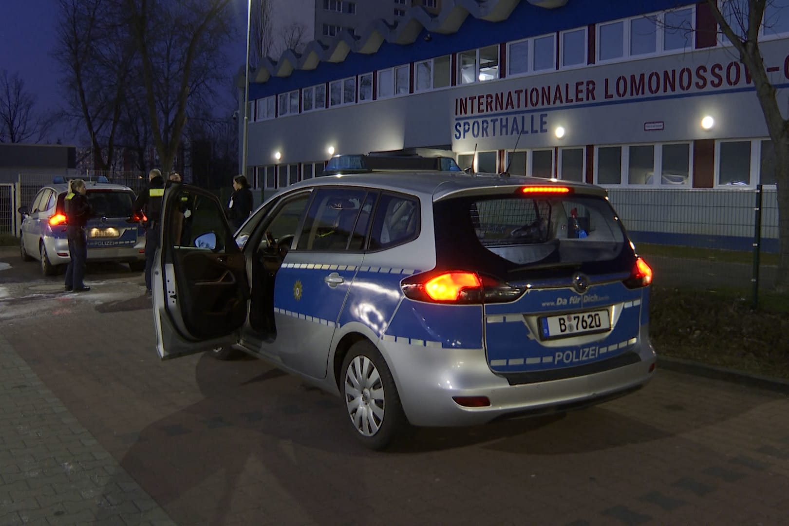 Ein Polizeiwagen steht vor der Schulturnhalle: Hier hatten Unbekannte einen Brand gelegt.