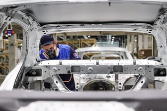 Mitarbeiter in der Autoproduktion (Symbolbild): Auch die Autobranche müsste mit weiteren Einschränkungen rechnen, wenn die EU ein Ölembargo beschließt.