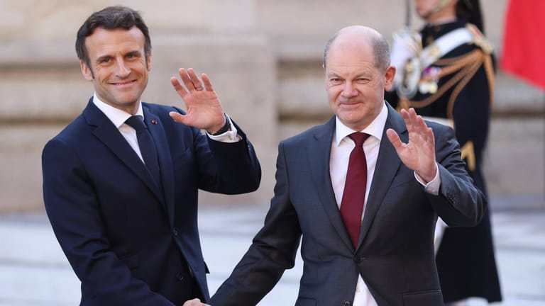 Bundeskanzler Scholz und der französische Präsident Macron beim Gipfeltreffen: Scholz ist bei schärferen Maßnahmen deutlich vorsichtiger als andere Regierungschefs der EU.