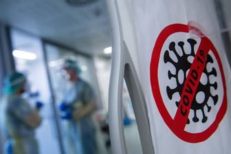 Noch immer würden sich zu viele Menschen mit dem Corona-Virus infizieren, zu viele im Krankenhaus behandelt werden müssen und auch zu viele sterben, so der Präsident des RKI, Lothar Wieler.