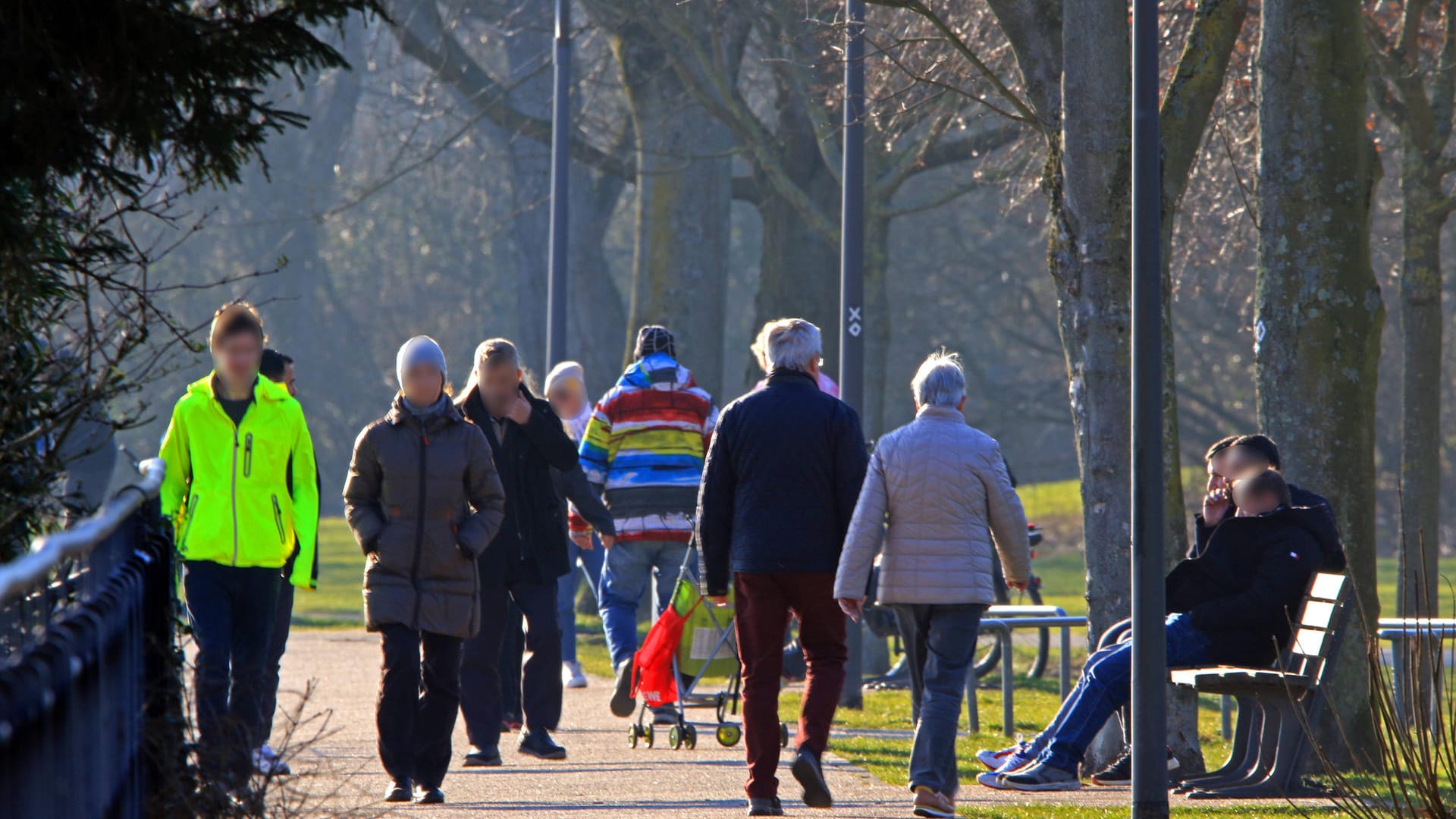 Spaziergänger in einem öffentlichen Park in Essen (Archivbild): Das Wochenende in Nordrhein-Westfalen wird sonnig und stellenweise wolkig. Spaziergänger in einem öffentlichen Park in Essen (Archivbild): Das Wochenende in Nordrhein-Westfalen wird sonnig und stellenweise wolkig.
