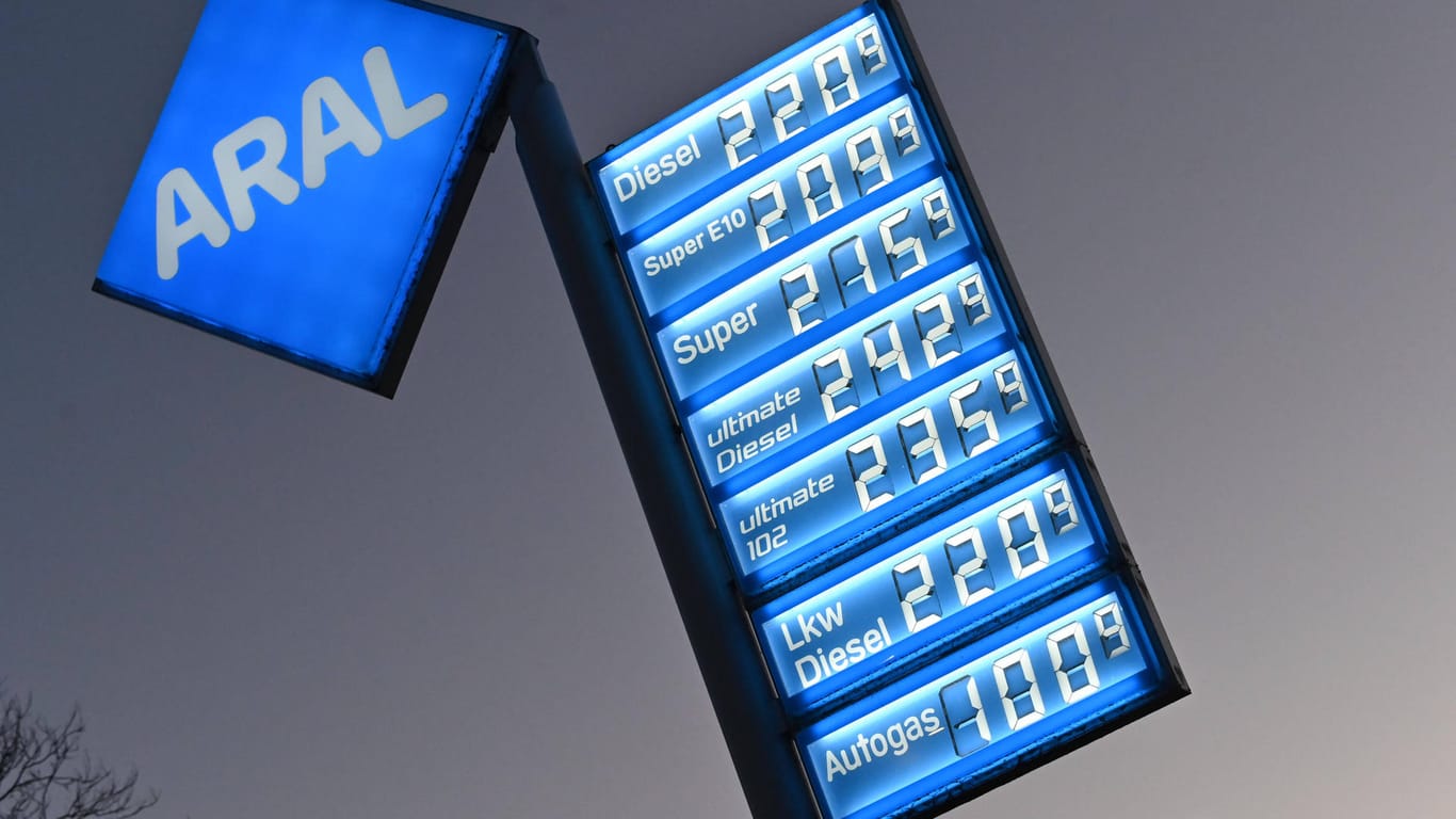 Benzinpreise in Nordrhein-Westfalen (Symbolbild): Auch für Autofahrer sind die Kosten in den vergangenen Wochen deutlich gestiegen.
