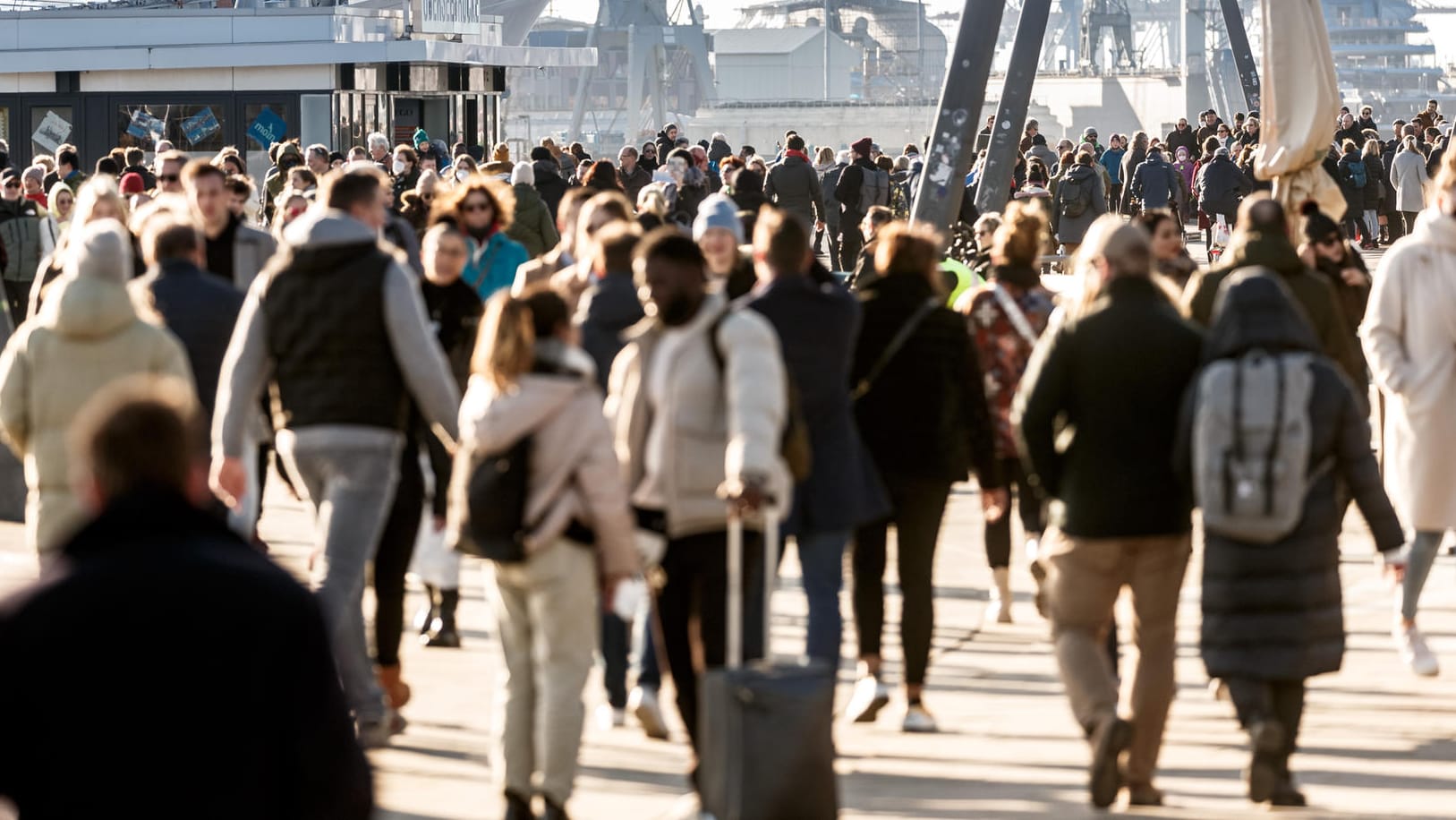 Spaziergänger auf dem Baumwall in Hamburg: Ist es noch zu früh für die Nach-Corona-Normalität?