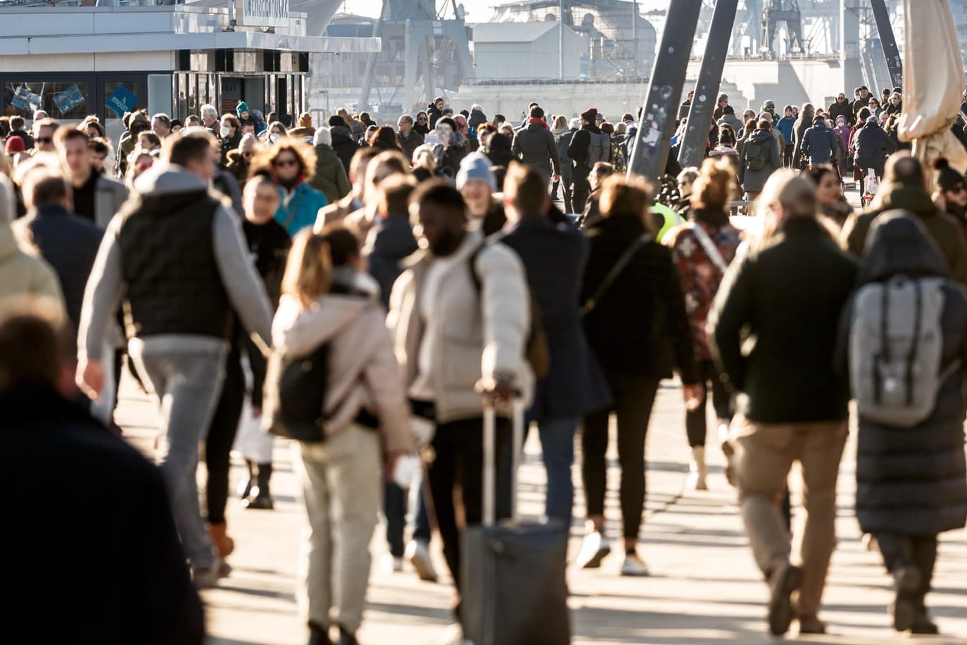 Spaziergänger auf dem Baumwall in Hamburg: Ist es noch zu früh für die Nach-Corona-Normalität?