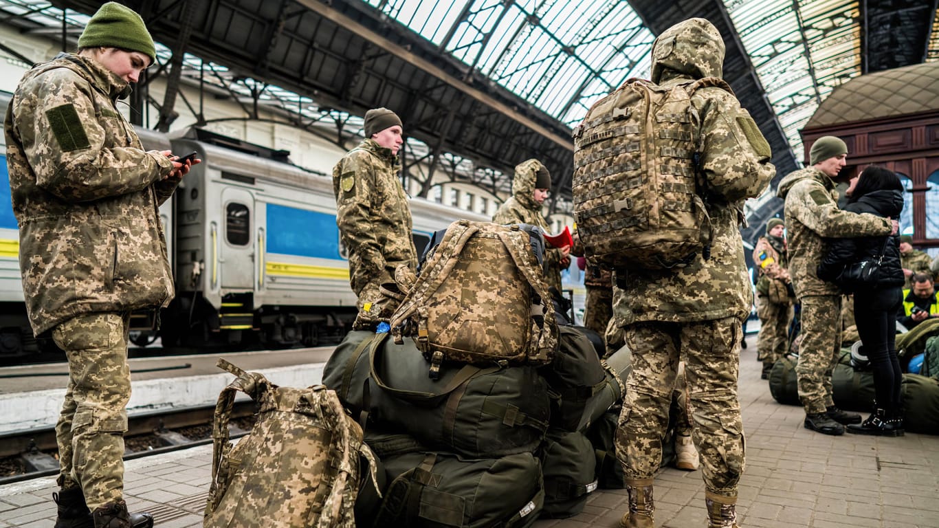 Ukrainische Soldaten in Lwiw: Die EU-Kommission bringt weitere Militärhilfen für das Land ins Gespräch.