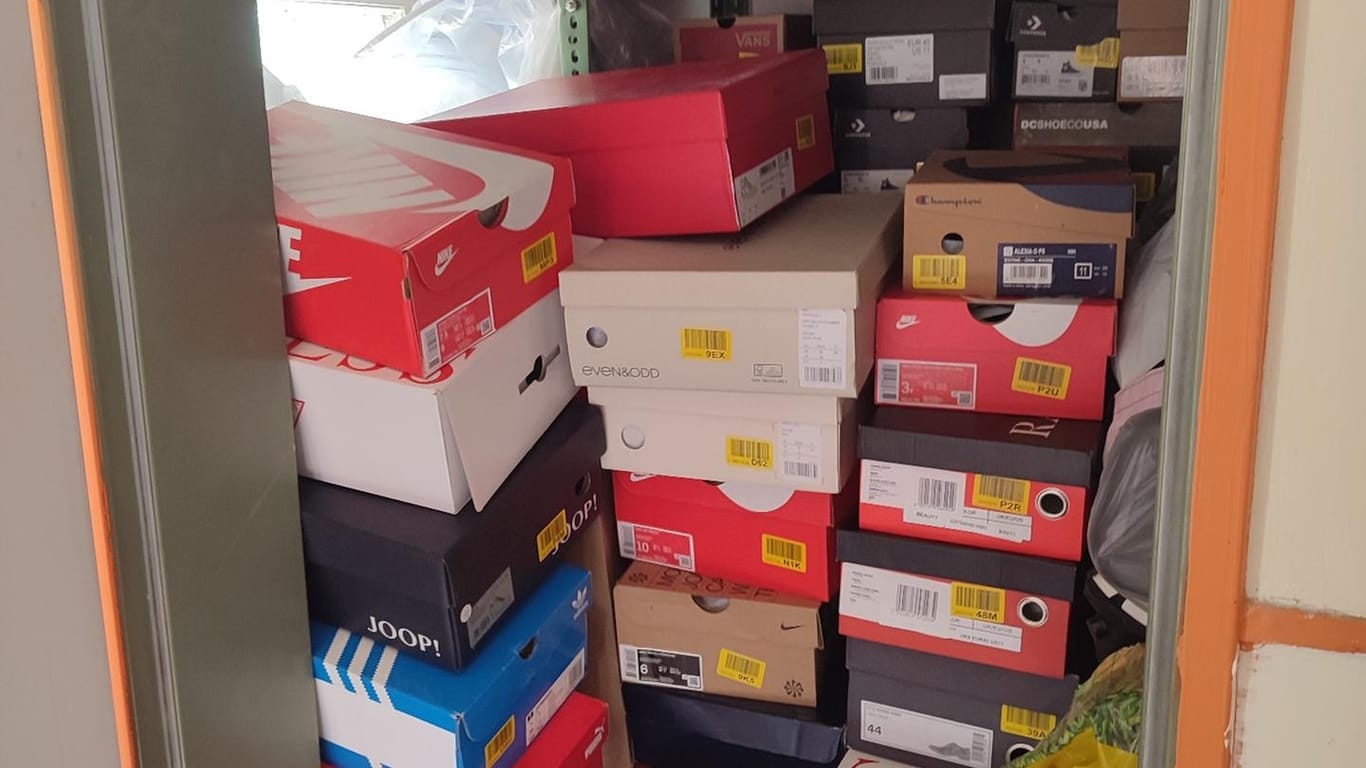 Mehrere Schuhkartons stehen in einem Schrank: Ein Dortmunder Zusteller soll die Ware nicht ausgeliefert und im Internet angeboten haben.