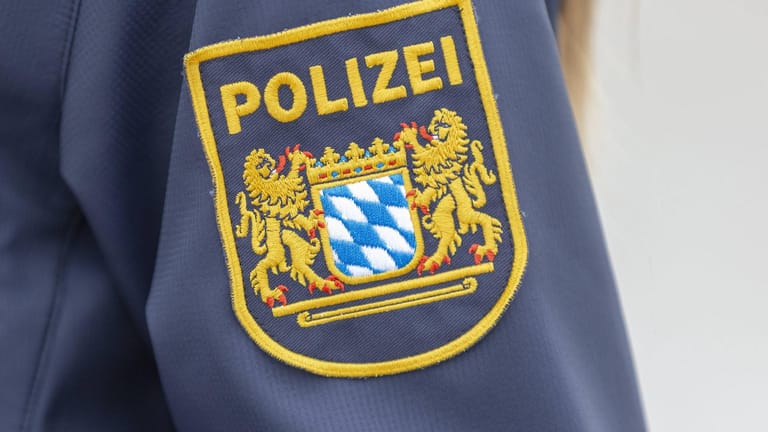 Das Wappen auf der Uniform eines Polizisten (Symbolbild): Der Beamte hat vor Gericht gestanden, Kokain gekauft zu haben.