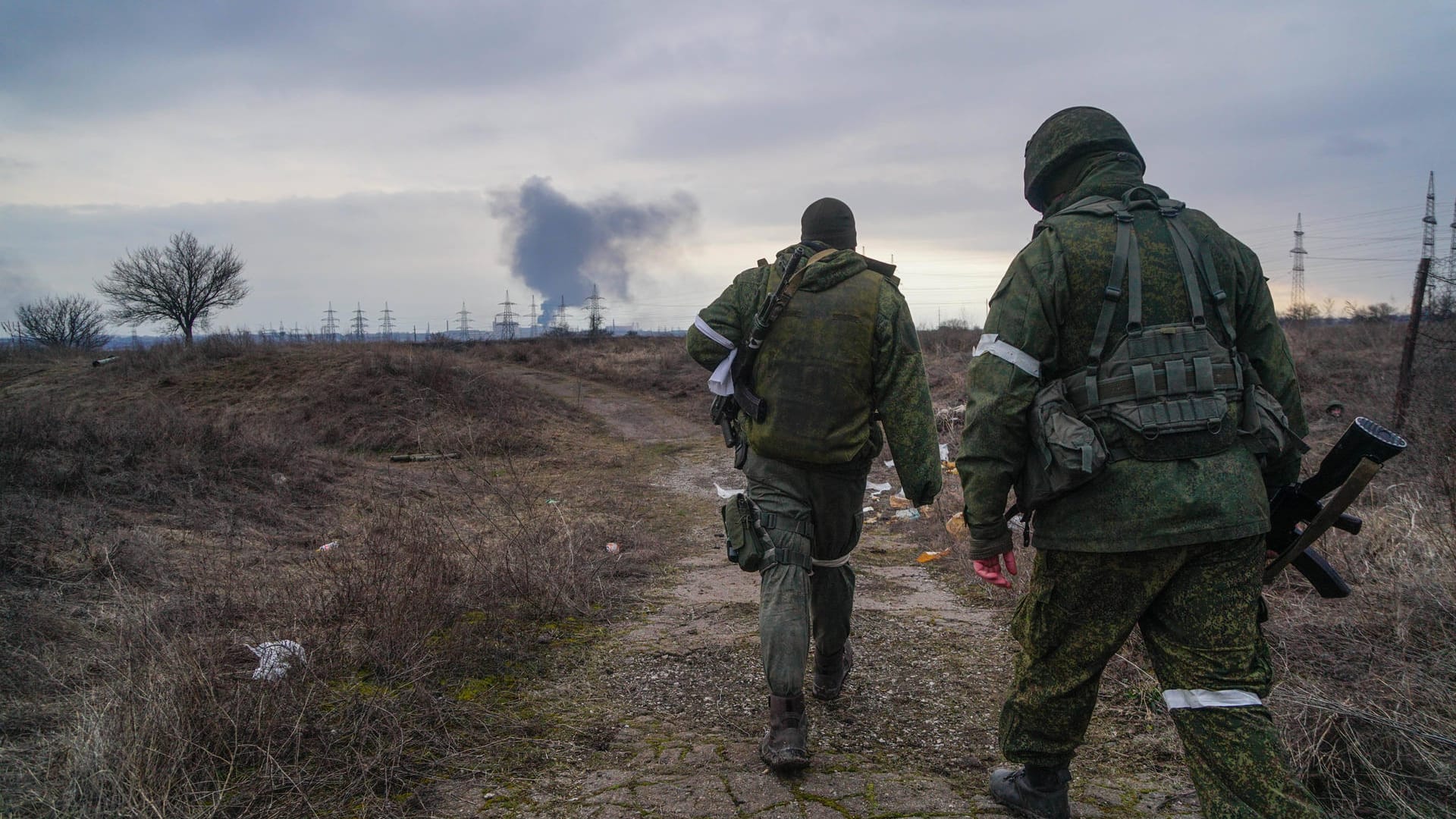 Soldaten vor der belagerten Stadt Mariupol: Das umliegende Land ist vom Krieg bereits geprägt, auch in anderen Regionen der Ukraine könnten die russischen Aggressionen die Weizensaat verhindern.