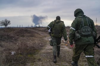 Soldaten vor der belagerten Stadt Mariupol: Das umliegende Land ist vom Krieg bereits geprägt, auch in anderen Regionen der Ukraine könnten die russischen Aggressionen die Weizensaat verhindern.