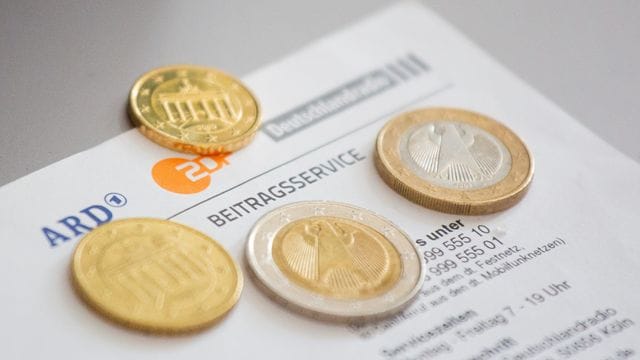Überweisen bitte: An die Zahlung der Rundfunkgebühren wird nur noch einmal im Jahr erinnert. Überweisen bitte: An die Zahlung der Rundfunkgebühren wird nur noch einmal im Jahr erinnert.