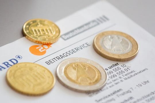 Überweisen bitte: An die Zahlung der Rundfunkgebühren wird nur noch einmal im Jahr erinnert. Überweisen bitte: An die Zahlung der Rundfunkgebühren wird nur noch einmal im Jahr erinnert.