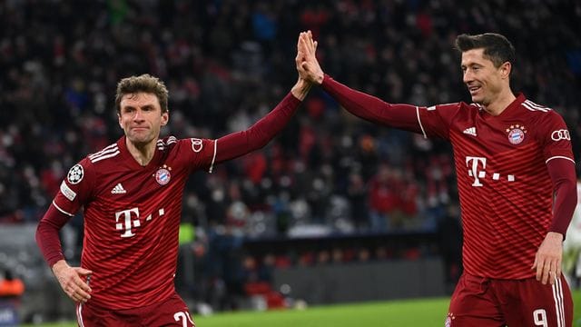Münchens Thomas Müller (l) und Robert Lewandowski.